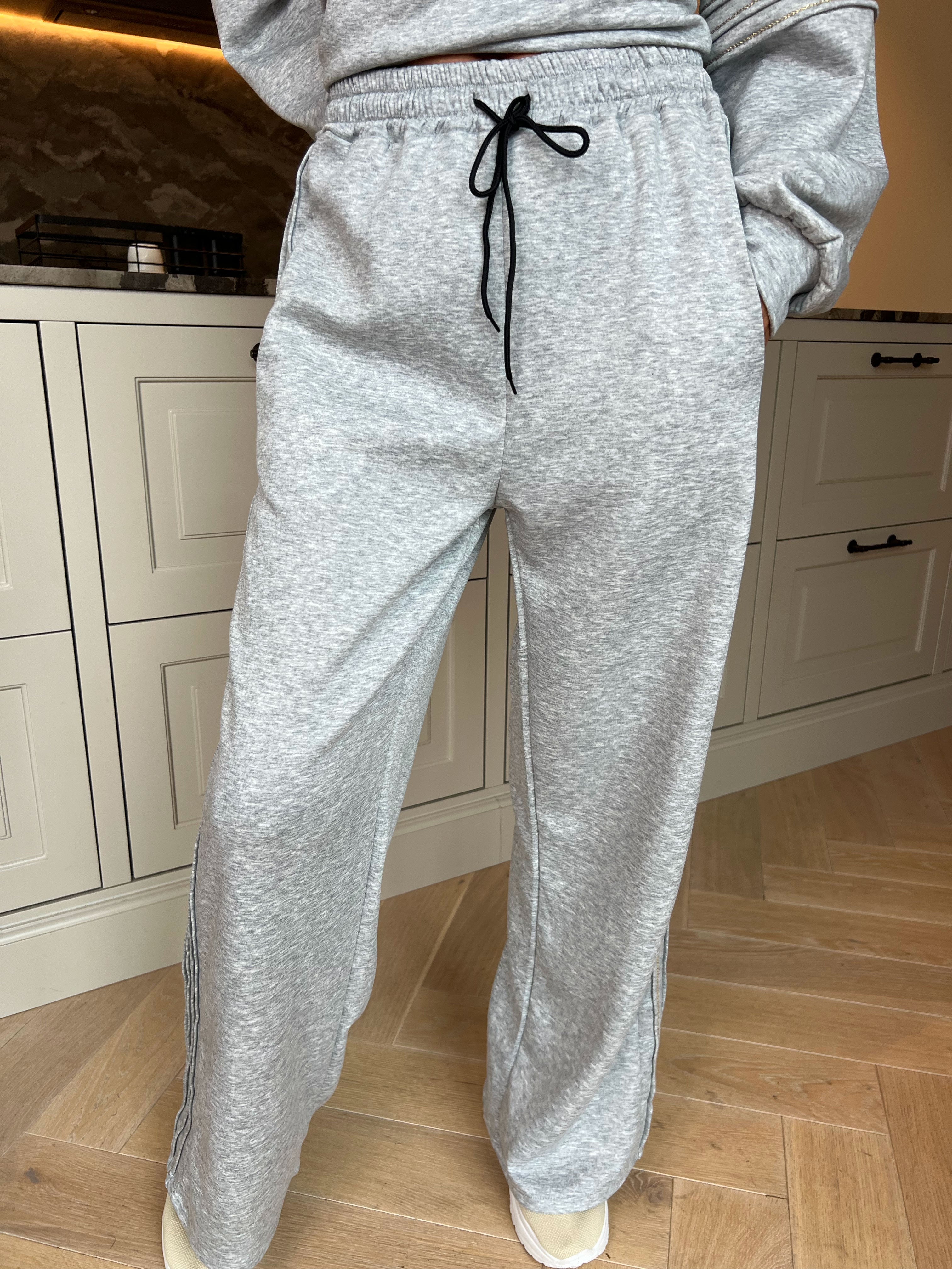Dream – Mjukt plus size träningsoverallset i viskos med eleganta gulddetaljer
